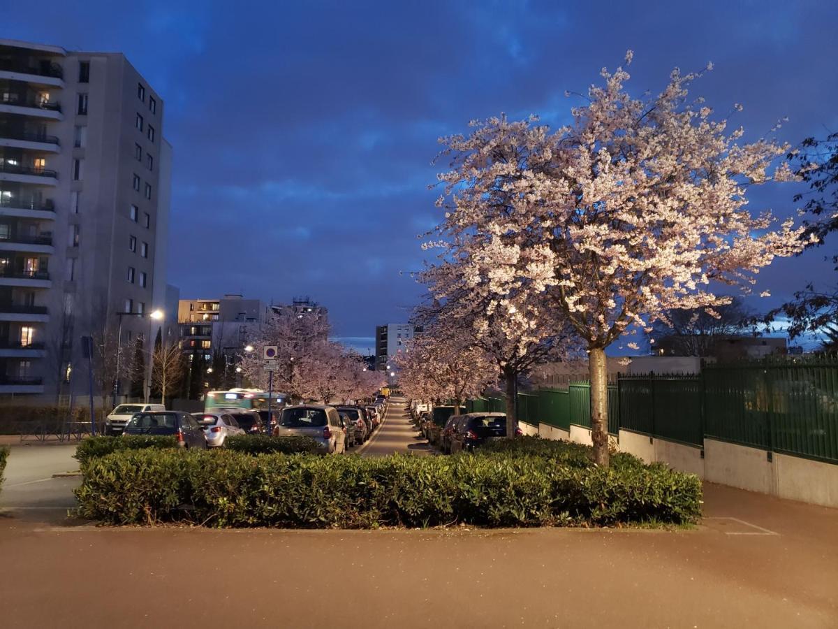 Disponible - Appartement Entier - 10Mn Rer B Aeroport Cdg - Paris Gare Du Nord, T11 Express, Le Bourget, Tout Equipe, Netflix Gratuit, 3 Personnes, 4Eme Etage, Escaliers, Parc Des Expositions, Parking Rue Gratuit Apres 19H Дранси Экстерьер фото